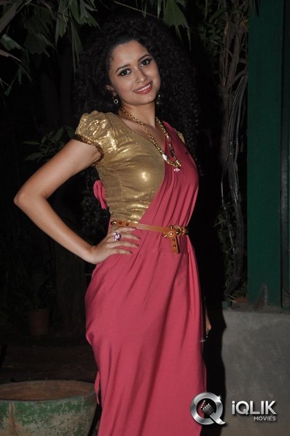 Soumya-at-Pora-Pove-Movie-Audio-Launch